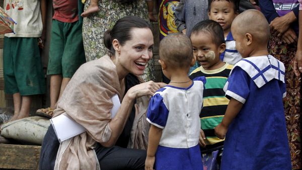 10 Momen Aksi Sosial Angelina Jolie di 2015