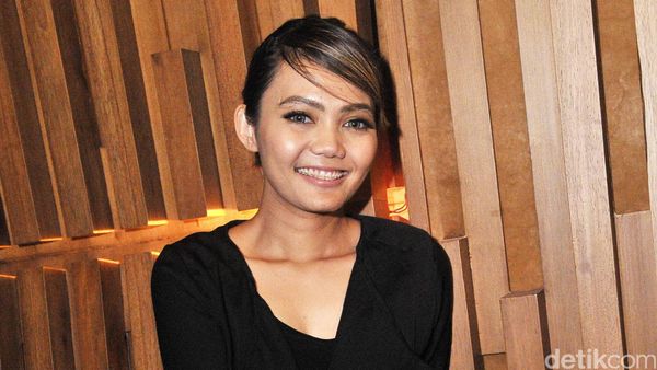 Rina Nose Lagi Kasmaran