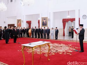 Presiden Jokowi Lantik 13 Dubes, Salah Satunya Alexander Litaay