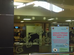 Banner Jangan Bercanda Bawa Bom Tersebar di Bandara Soekarno-Hatta
