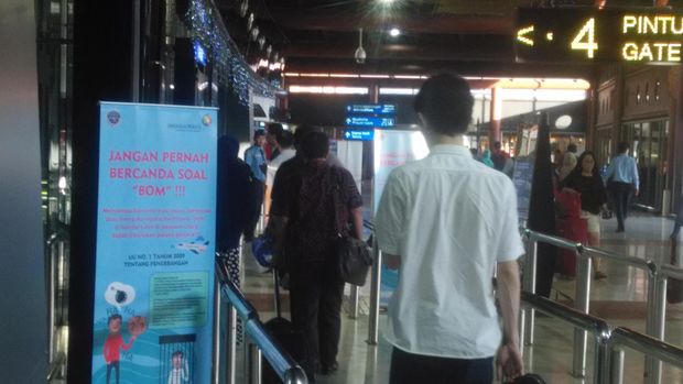 Banner 'Jangan Bercanda Bawa Bom