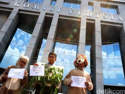 Gugat 10 Perusahaan Pembakar Hutan, Menteri Siti Jangan One Man Show