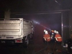 Kebakaran Gudang Spare Part Dipadamkan, 3 Kendaraan Ikut Terbakar