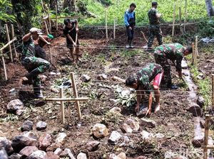 Satu Regu Tentara Dilibatkan Bangun Rumah Asep