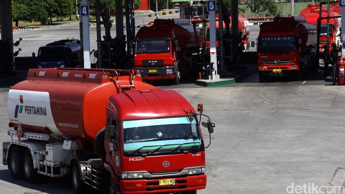Depo Pertamina Plumpang Truk tangki antre untuk mengisi BBM di terminal BBM Plumpang, Jakarta, Jumat (8/01).