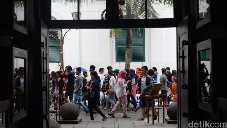 Foto: Wisatawan menikmati Kawasan Kota Tua Jakarta (Ari Saputra/detikTravel)