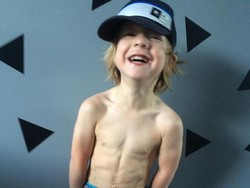 Pria Dewasa Boleh Malu, Bocah 3 Tahun Ini Sudah Memiliki Perut Six Pack