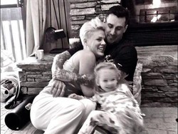 Pink dan Carey Hart Rayakan 10 Tahun Pernikahan