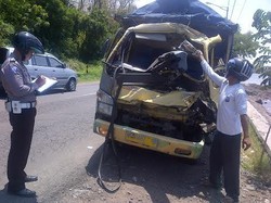 Truk Vs Truk di Jalur Pantura, Kenek Tewas Terjepit