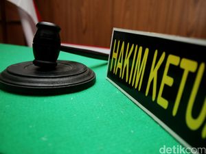 Kasus Ujaran Kebencian, Deklarator KAMI Anton Permana Divonis 10 Bulan Bui Kasus Ujaran Kebencian, Deklarator KAMI Anton Permana Divonis 10 Bulan Bui