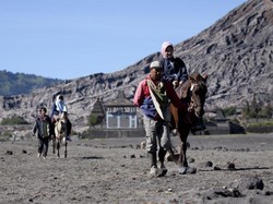 Para Joki Tangguh di Gunung Bromo