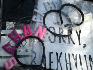 Mengais Rezeki Jualan Merchandise EXO Sampai Singapura