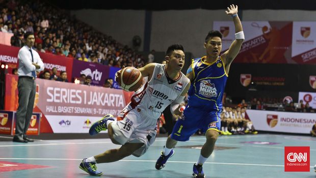 Satria Muda Kalahkan Aspac Pebasket Aspac Jakarta Andakara P Dhyaksa (putih) berusaha melewati kawalan pebasket Satria Muda Jakarta Audy Bagastyo (biru) pada laga IBL Musim 2016 di Hall A Senayan, Jakarta, Sabtu, 9 Januari 2016. Satria Muda Pertamina berhasil menang 70-61. CNN Indonesia/Adhi Wicaksono