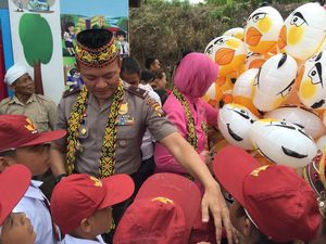 Bersampan 3 Jam, Jenderal Polisi ini Resmikan Taman Bacaan Anak di Perbatasan Kalbar