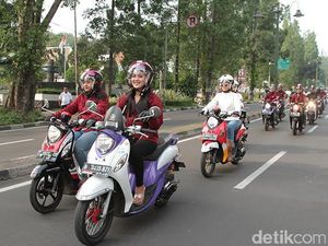 Ini Nih Kebiasaan Buruk Wanita Saat Naik Motor, Setuju?