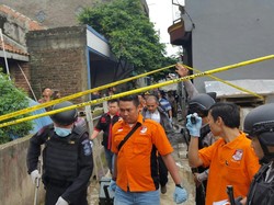 Geledah Rumah Teroris Kelompok Solo di Bandung, Polisi Amankan Tas dan Koper