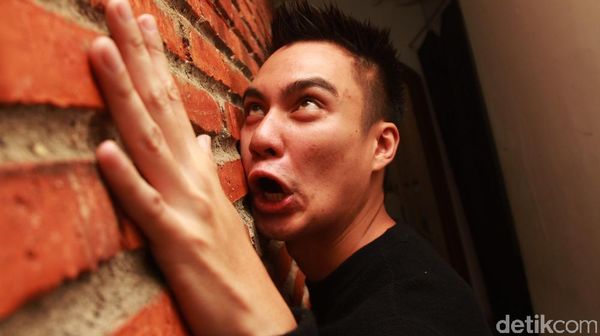 Nempel di Dinding, Baim Wong Ngapain Sih?