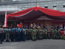 Tingkatkan Keakraban, TNI dan Polisi Joget Bareng di Panggung Prajurit