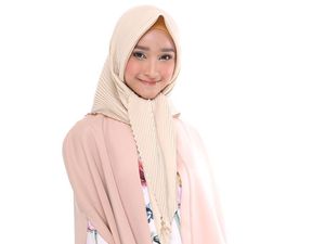 Jangan Boros, Ini 4 Hal yang Harus Diperhatikan Hijabers Saat Beli Jilbab