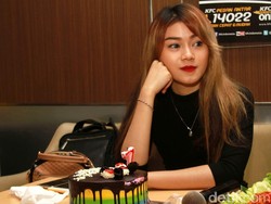 Cincin Melingkari Jari Manis, Dara The Virgin Sudah Menikah?