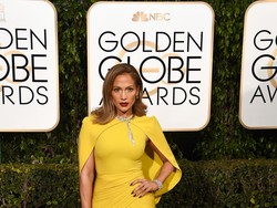Gaya Berbusana Sopan ala J-Lo di Golden Globes