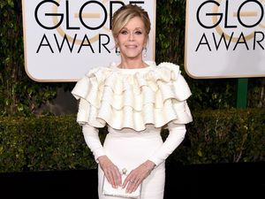 Foto: Gaun Selebriti di Golden Globes Jadi Lelucon Konyol di Media Sosial