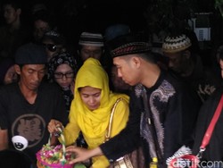Budi Anduk Dikebumikan, Sang Istri Tampak Tegar