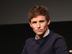 Eddie Redmayne Kini Bela JK Rowling soal Komentar Antitransgender