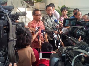 Jokowi Dengarkan Curhat Agung Laksono Soal Konflik Golkar di Istana