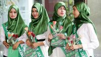 Kader Cantik PPP Bagikan Bunga di Kemenkum HAM