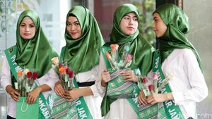 Kader Cantik PPP Bagikan Bunga di Kemenkum HAM