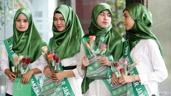 Kader Cantik PPP Bagikan Bunga di Kemenkum HAM