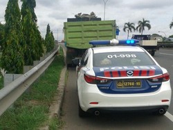 Polisi Tilang Sopir Bus dan Truk karena Ambil Lajur Kanan Tol JORR