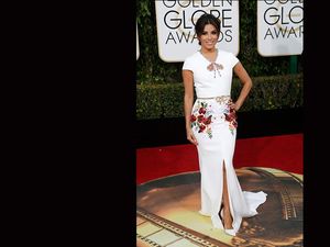 Pakai Gaun Putih di Golden Globes, Eva Longoria Tak Mau Dipeluk