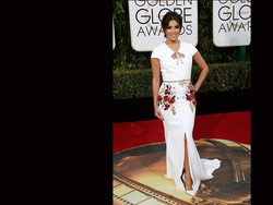 Pakai Gaun Putih di Golden Globes, Eva Longoria Tak Mau Dipeluk