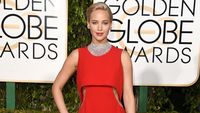 Jennifer Lawrence Merah Memesona di Golden Globe 2016