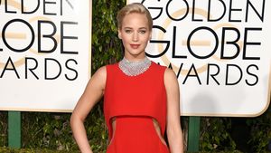 Jennifer Lawrence Merah Memesona di Golden Globe 2016