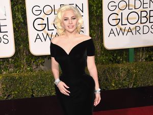 Penampilan Glamor Lady Gaga di Golden Globe 2016