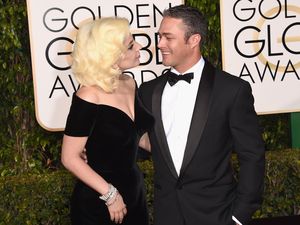 Lady Gaga Cium Mesra Sang Tunangan di Golden Globe 2016