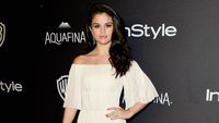 Cantiknya Selena Gomez Dibalut Dress Putih