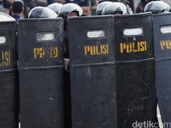 Kapolres Tangerang Kombes Sugeng Hariyanto Terluka Kena Lemparan Massa