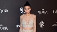 Kylie Jenner Seksi Bergaun Bak Princess di After Party Golden Globe 2016