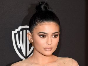 Trik Kylie Jenner untuk Hasilkan Riasan yang Sempurna: Contour Telinga Trik Kylie Jenner untuk Hasilkan Riasan yang Sempurna: Contour Telinga