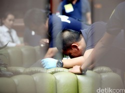 Kantong Besar di Meja Kafe Olivier Berisi Hadiah Jessica Untuk Mirna