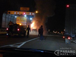 Sedan Terbakar di Gerbang Tol Jatiasih, Evakuasi Cepat Dilakukan