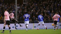 Bertandang ke Stadio Comunale Luigi Ferraris, Senin (11/1/2016) dinihari WIB, Juve memimpin 1-0 lewat tembakan Paul Pogba pada menit ke-17. REUTERS/Giorgio Perottino.