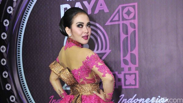 Bergaun Kebaya Pink, Syahrini Cetar Seperti Princess