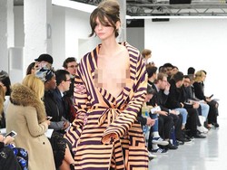 Desainer London Tampilkan Model Pamer Payudara Saat Fashion Show