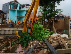Puluhan Rumah di Bantaran Ciliwung di RW 10 Bukit Duri Ditertibkan