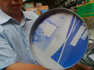 Pemilik Toko Dapatkan Loyang Kue Bertulis Arab dari Seorang Kakek yang Lewat Pemilik Toko Dapatkan Loyang Kue Bertulis Arab dari Seorang Kakek yang Lewat